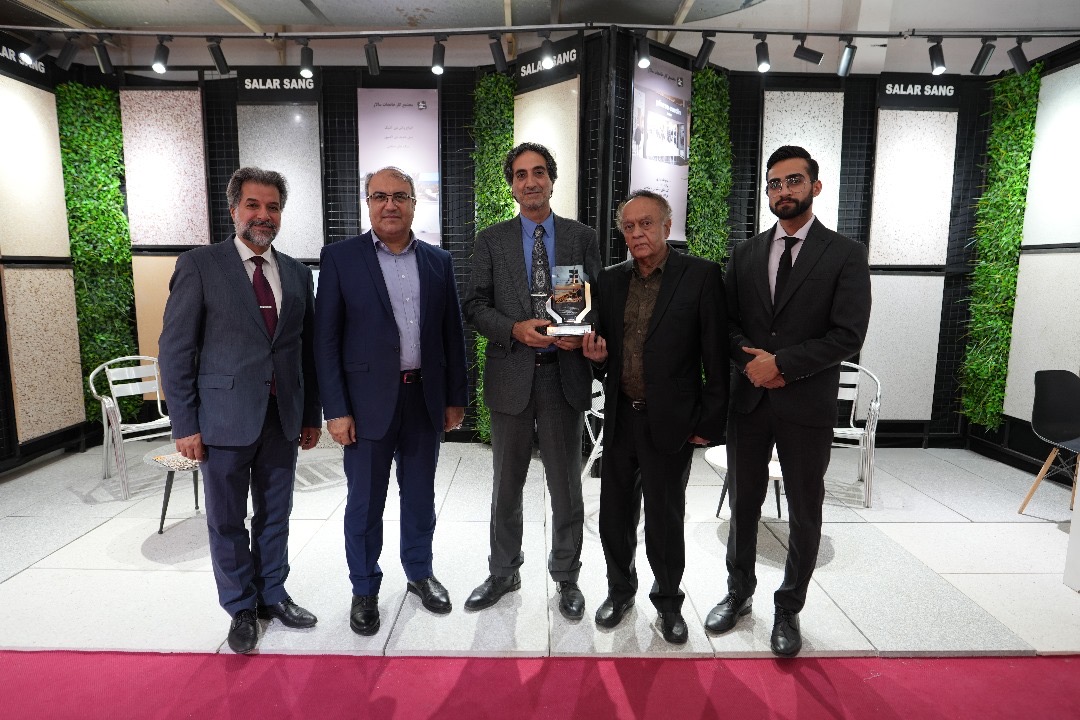 دکتر سید محمد دهقان در کنار برگزارکنندگان نمایشگاه بندر عباس